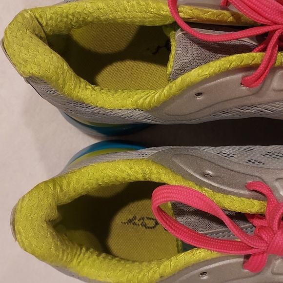 Women's Size 8 Under Armour Spine Sneakers - Picture 2 of 12